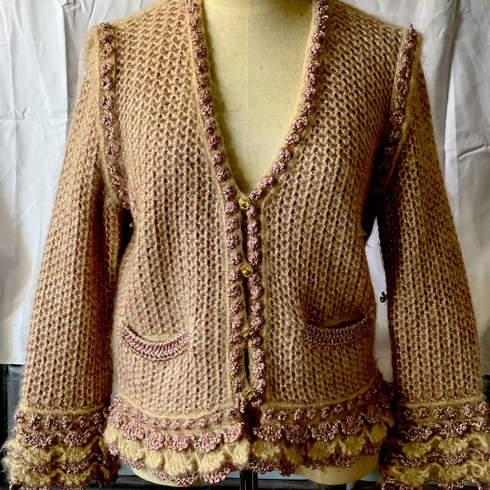 Black Friday sale ! $200 off Chanel pink and white vintage knit jacket size 44